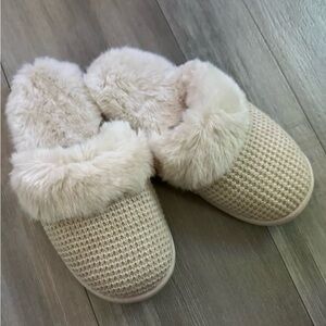 New Victoria’s Secret Cozy Cream Fur-Lined Women's Slippers Size Small
